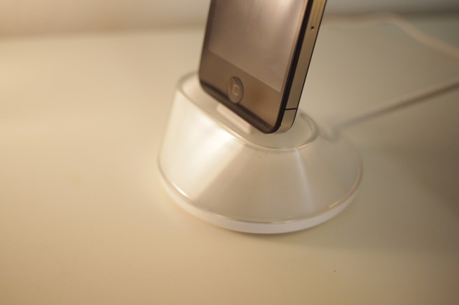 iPhone-jalusta on nätti, mutta vähän hankala