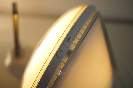 Äänenvoimakkutta ja lampun kirkkautta säädetään fyysisillä painikkeilla