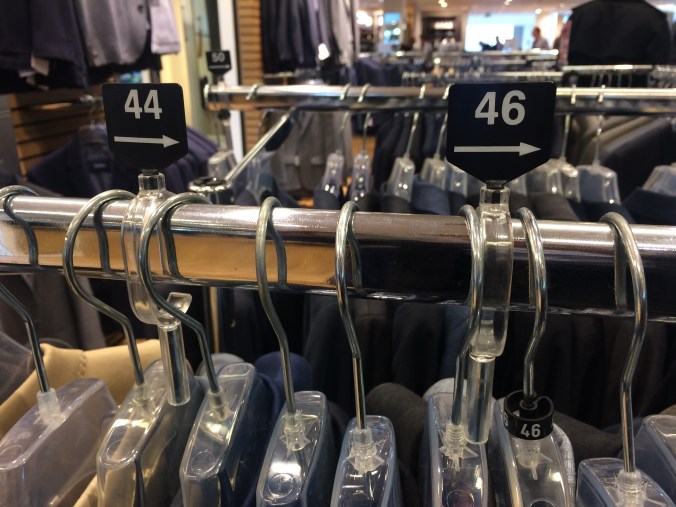 P&C:n myymälssä Saksassa rekkiin on merkitty, missä kohtaa koko vaihtuu. Myös henkareihin on merkitty vaatteen koko, joten sitä ei joudu etsimään takin sisältä.