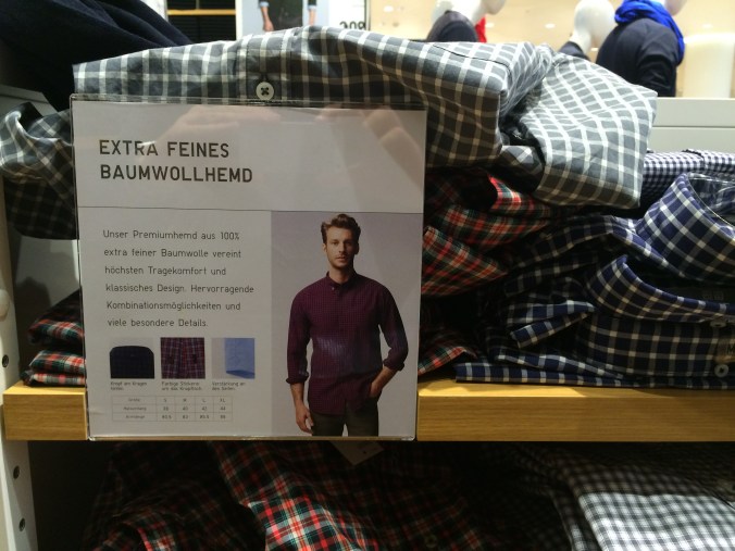 Uniqlon kaupassa vaatehyllyssä on Ikea-tyylinen lappu, joka kertoo tuotteen erinomaisuudesta. Esimerkillistä, vain kokovalikoimat puuttuvat.