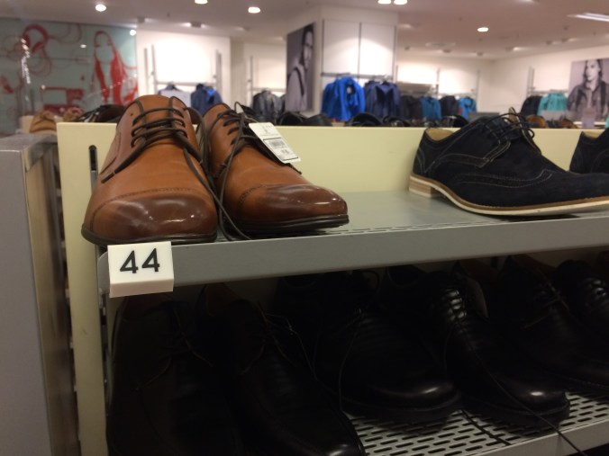 Kenkien lajittelu koon mukaan on havainnollista, mutta ei tehokasta eikä välttämättä tyylikästä