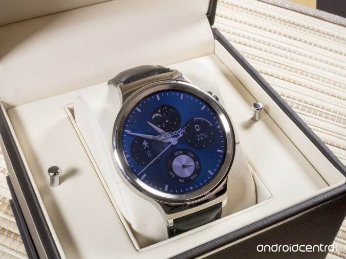 Saman hintaluokan Huawei Watch on positioitu arvokkaaksi ja toimitetaan arvokellon korurasiassa –jossa on juuri niin jäykkä sarana kuin olettaisi. 