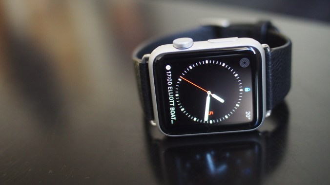 Musta ranneke toimii hyvin alumiinisen kellon kanssa