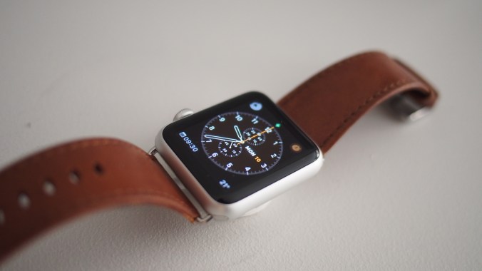 Päätin sitkäesti, että ruskea toimii vaalean alumiinin kanssa. Onneksi näyttöä voi vähän sävyttää samaan suuntaan.